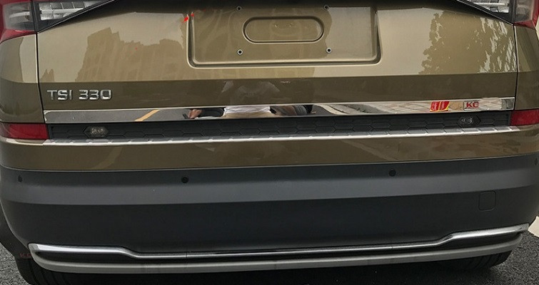 Накладка на кромку крышки багажника. Цвет логотипа - Silver.